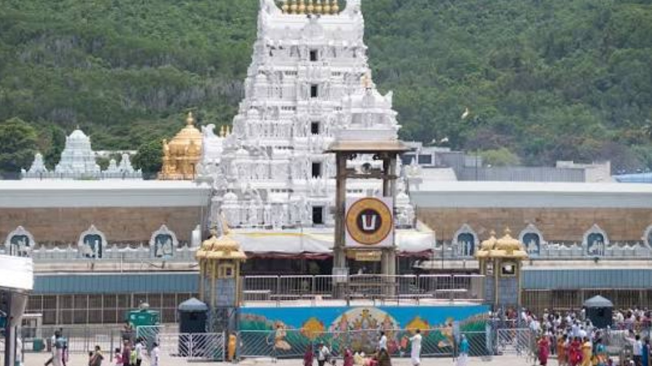 TTD : తిరుమల శ్రీవారి భక్తులకు బిగ్ అలర్ట్.. వాటి పట్ల అప్రమత్తంగా ఉండాలని హెచ్చరిక.. లేదంటే డబ్బులు పోయినట్లే..