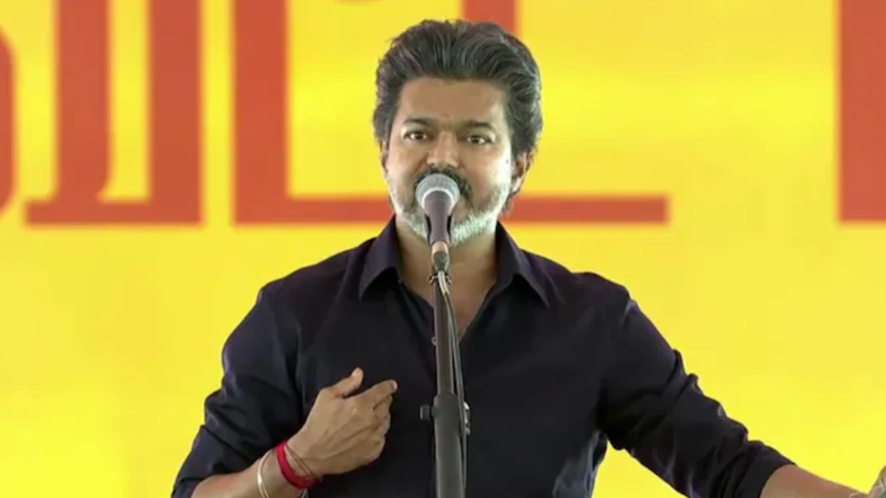 Tamil Nadu CM Vijay : కరూర్‌లో సీఎం విజయ్ భావోద్వేగం.. తొక్కిసలాట బాధిత కుటుంబాలకు ఉద్యోగ నియామక పత్రాలు అందజేత