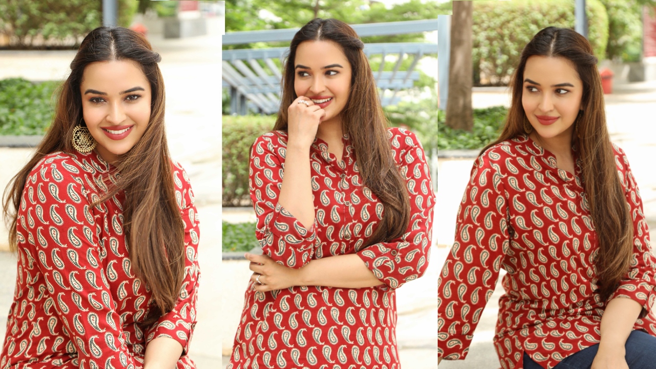 Pujita Ponnada : సింపుల్ లుక్‌లో తెలుగు అందం.. పూజిత పొన్నాడ ఫోటోలు..
