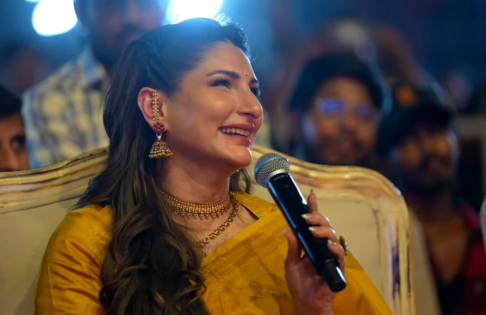 Zainab Ravdjee Akhil Cute Photos from Lenin Success Meet
