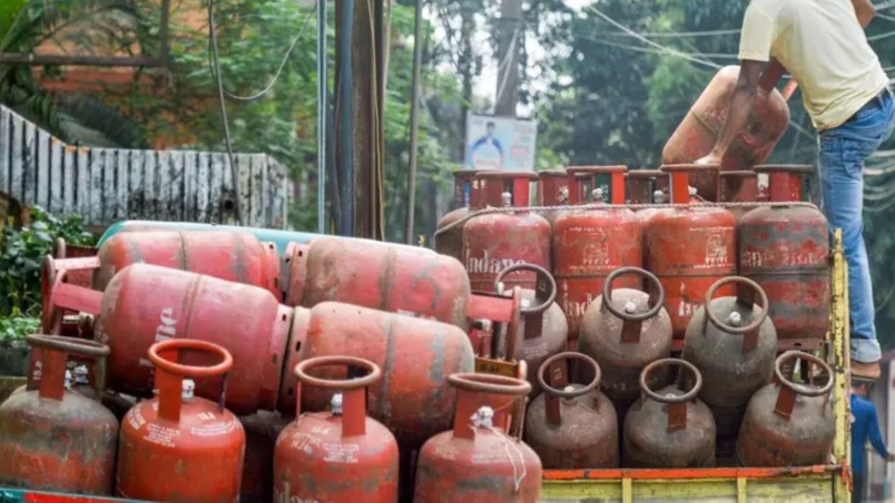 LPG Price Down : గ్యాస్ వినియోగదారులకు గుడ్‌న్యూస్.. భారీగా తగ్గిన వాణిజ్య ఎల్పీజీ సిలిండర్ ధర.. నేటి నుంచే అమల్లోకి..