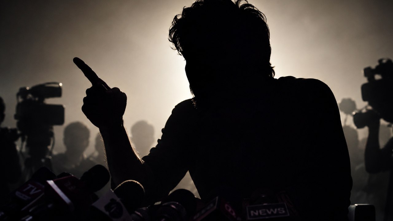 Tollywood Actor : స్టార్ డైరెక్టర్ ని తిట్టిన నటుడు.. మీడియాపై అరిచి.. కెమెరా చిప్‌లు విరగ్గొట్టి..