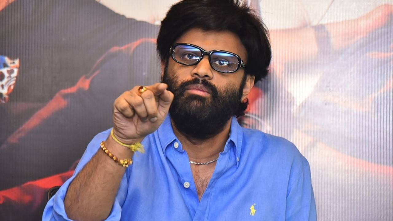 Nagavamsi : అప్పులు చేసి సినిమాలు తీసేది వాళ్ళ కాళ్ళ దగ్గర నించోడానికా.. డిస్ట్రిబ్యూటర్స్ ని చంపేయాలని చూస్తున్నారు.. నాగవంశీ సంచలన వ్యాఖ్యలు..