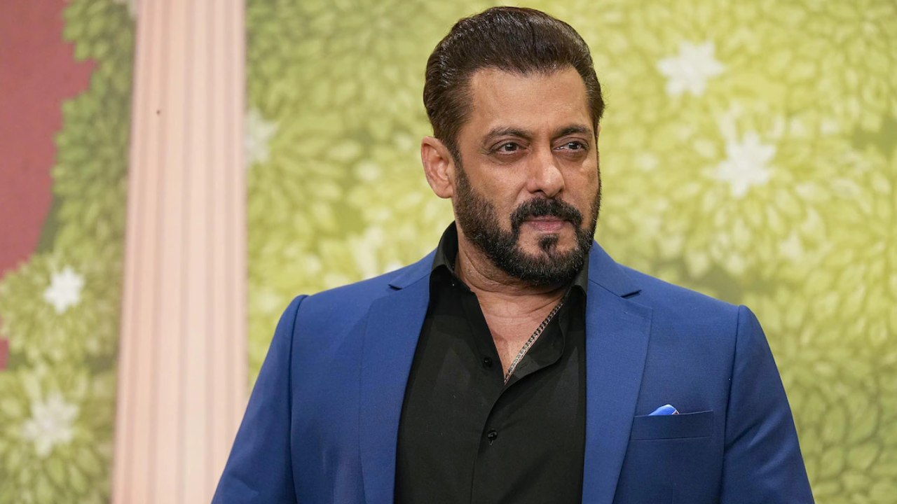Salman Khan : 50 ఏళ్లుగా ఉంటున్న ఇంటిని వదిలేస్తున్న సల్మాన్.. ఆ గ్యాంగ్ కి భయపడి.. 350 కోట్లతో హైటెక్ ఇంట్లోకి..
