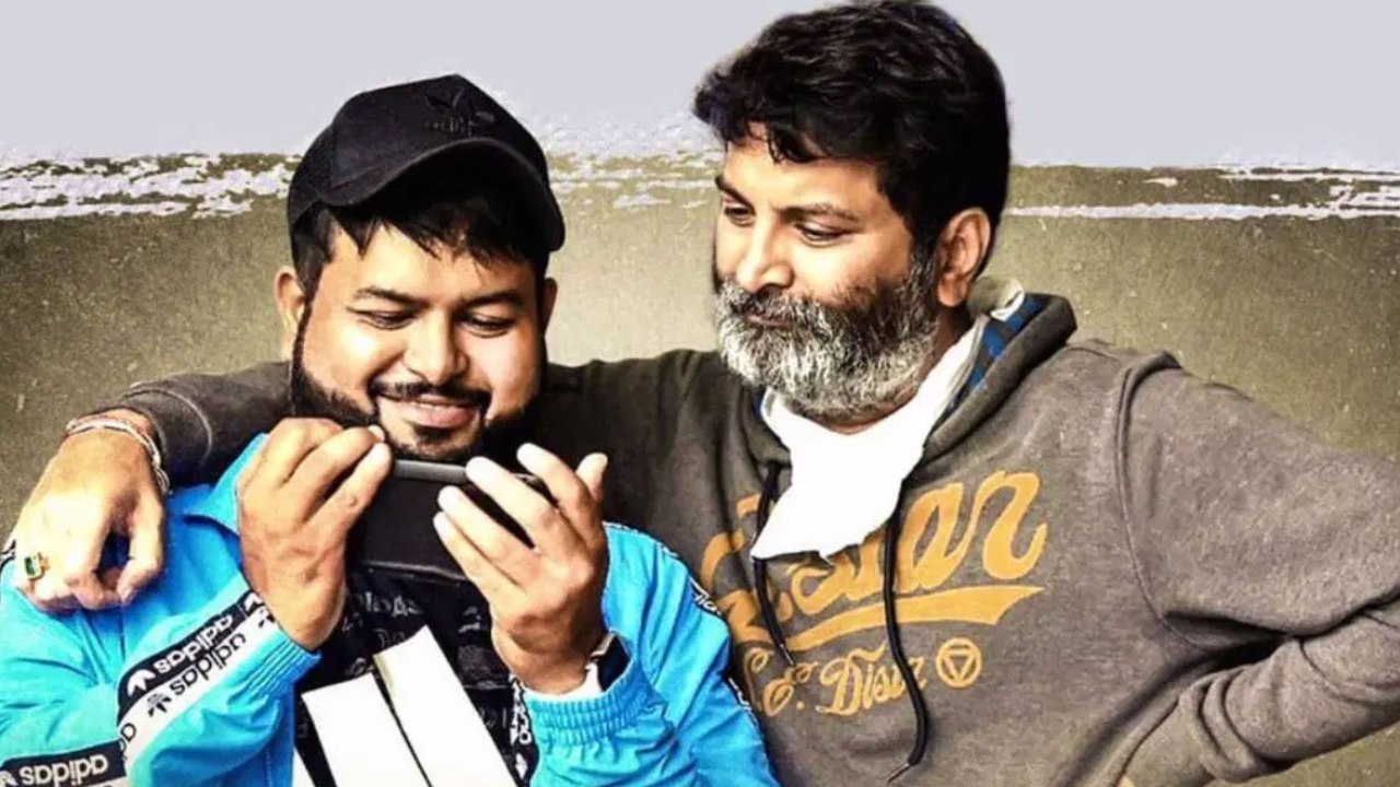 Trivikram : ఆ సినిమా విషయంలో తమన్ కి వెన్నుపోటు పొడిచిన త్రివిక్రమ్.. సోషల్ మీడియాలో మీమ్స్ వైరల్..