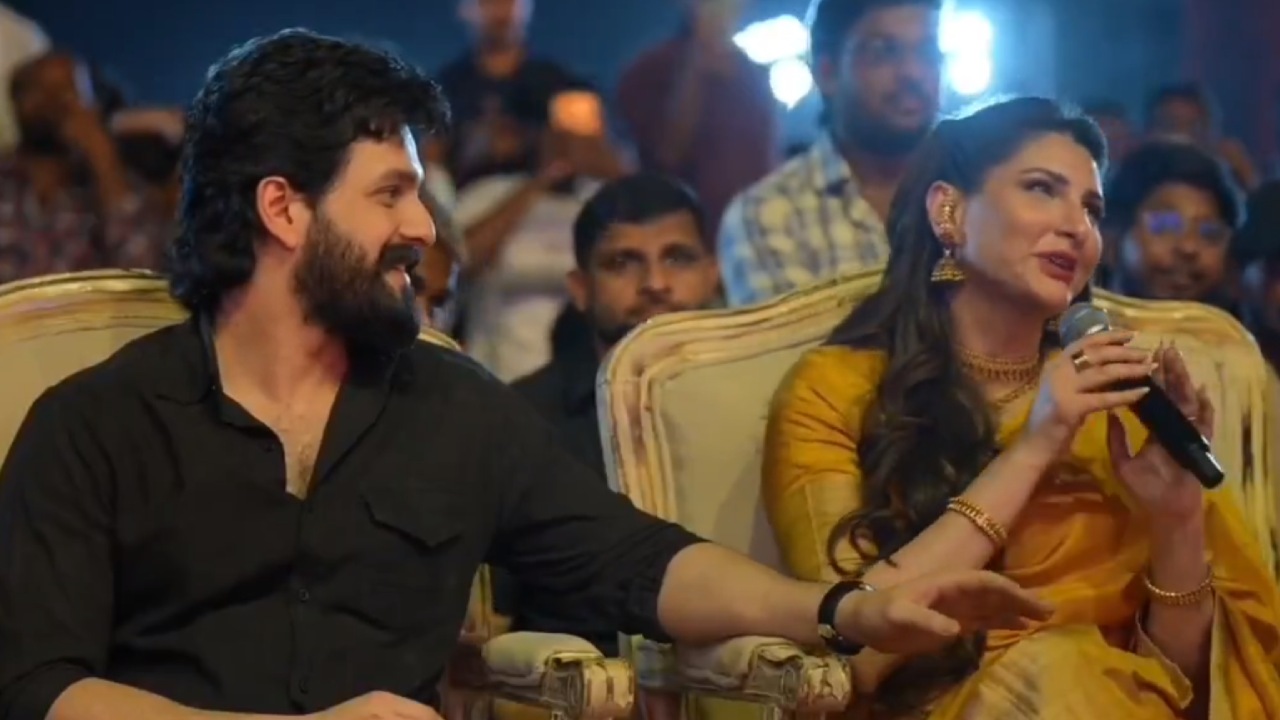 Zainab Ravdjee : మొదటిసారి భార్యతో సినిమా ఈవెంట్లో అఖిల్.. అయ్యగారే నెంబర్ వన్ అంటూ జైనబ్ రవ్జీ..