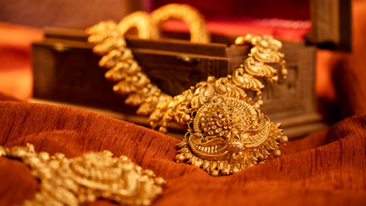 Gold Silver Price Today : బంగారం కొనుగోలుదారులకు ఊరట.. ఏపీ, తెలంగాణలో తులం గోల్డ్ రేటు ఎంతంటే?