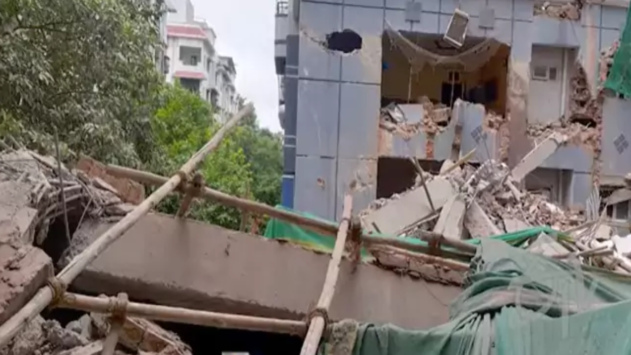 Gachibowli Tragedy: గచ్చిబౌలిలో ఘోర ప్రమాదం.. కుప్పకూలిన ఏడంతస్తుల భవనం.. ఇద్దరు మృతి