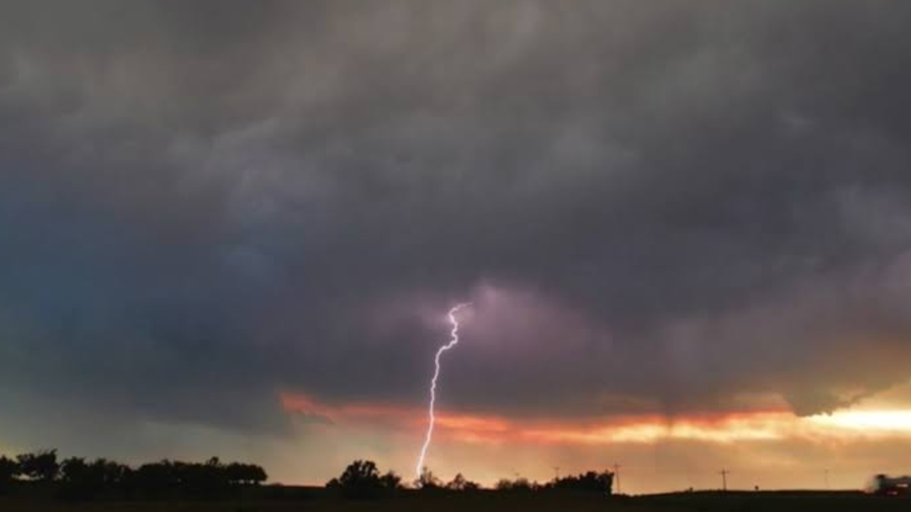 AP Rains : బంగాళాఖాతంలో ఉపరితల ఆవర్తనం.. ఏపీలోని ఈ జిల్లాల్లో నేడు దంచికొట్టనున్న వానలు.. హెచ్చరికలు జారీ