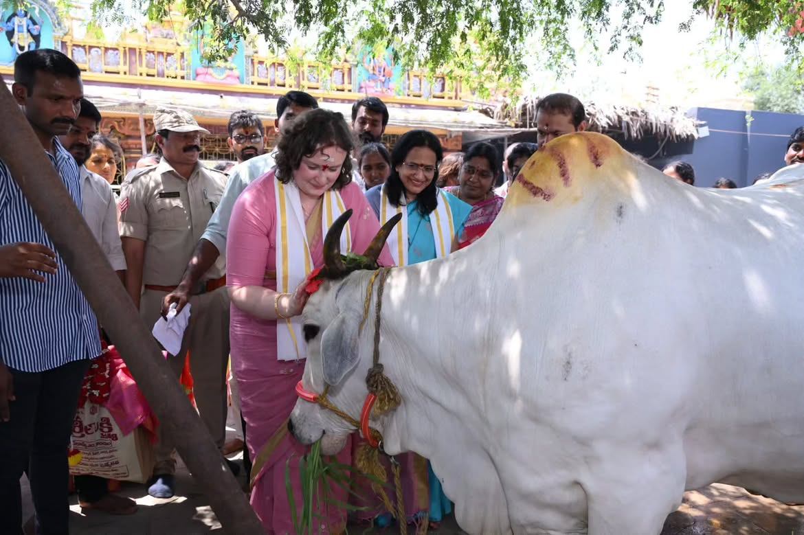 Pawan Kalyan Wife Anna Lezhneva Visits Pithapuram