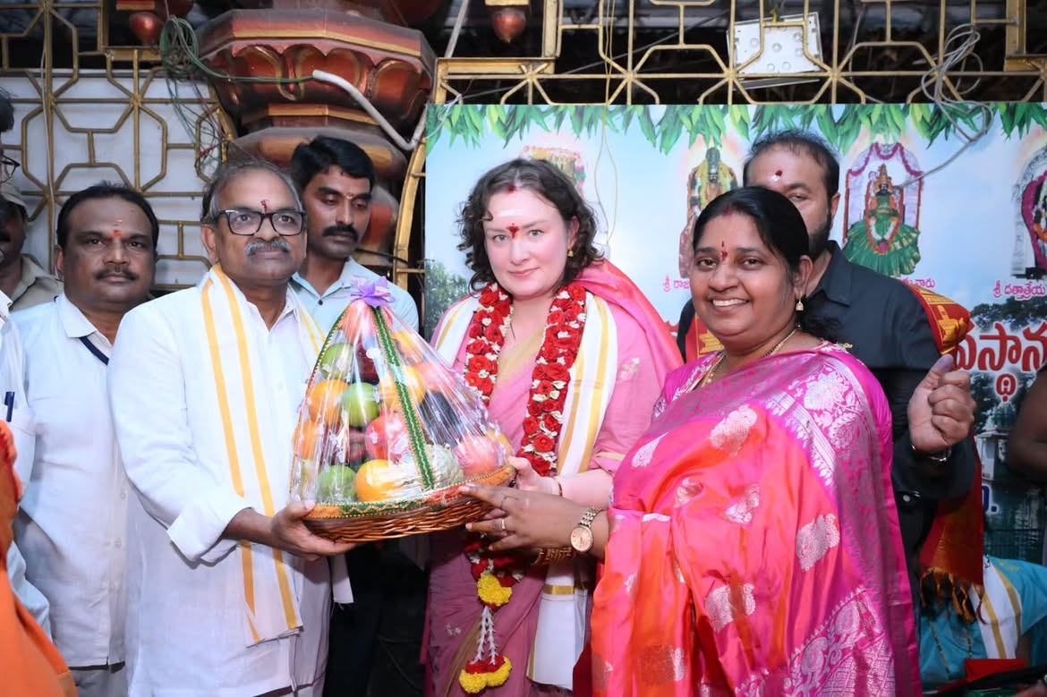 Pawan Kalyan Wife Anna Lezhneva Visits Pithapuram