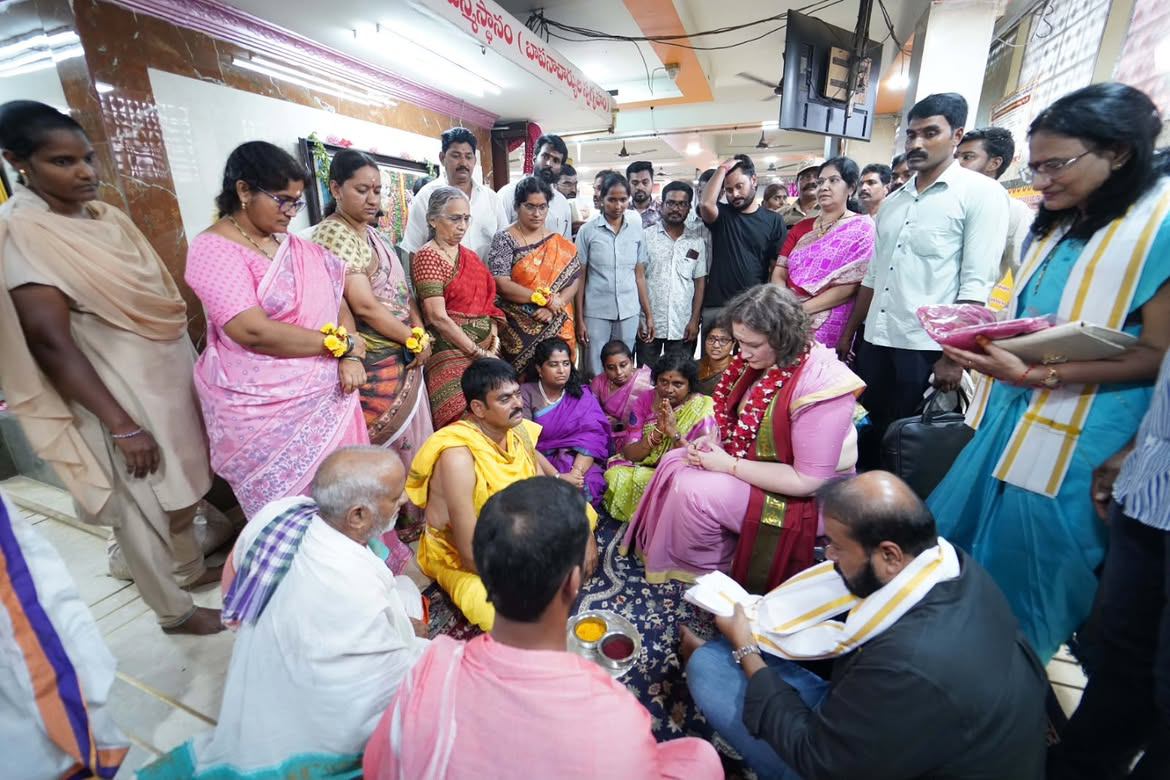 Pawan Kalyan Wife Anna Lezhneva Visits Pithapuram