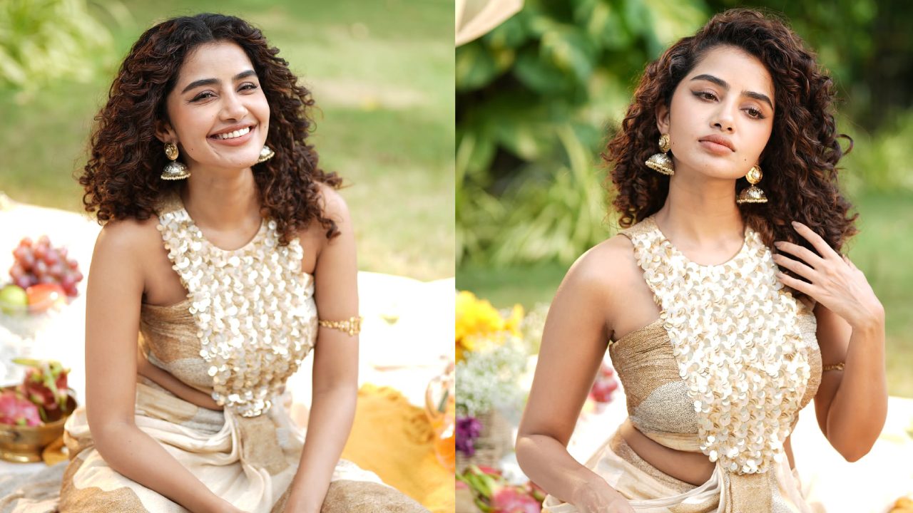 Anupama Parameswaran : చుట్టూ పూలు, పండ్లతో.. మలయాళ కుట్టి అనుపమ పరమేశ్వరన్ ఫొటోలు..