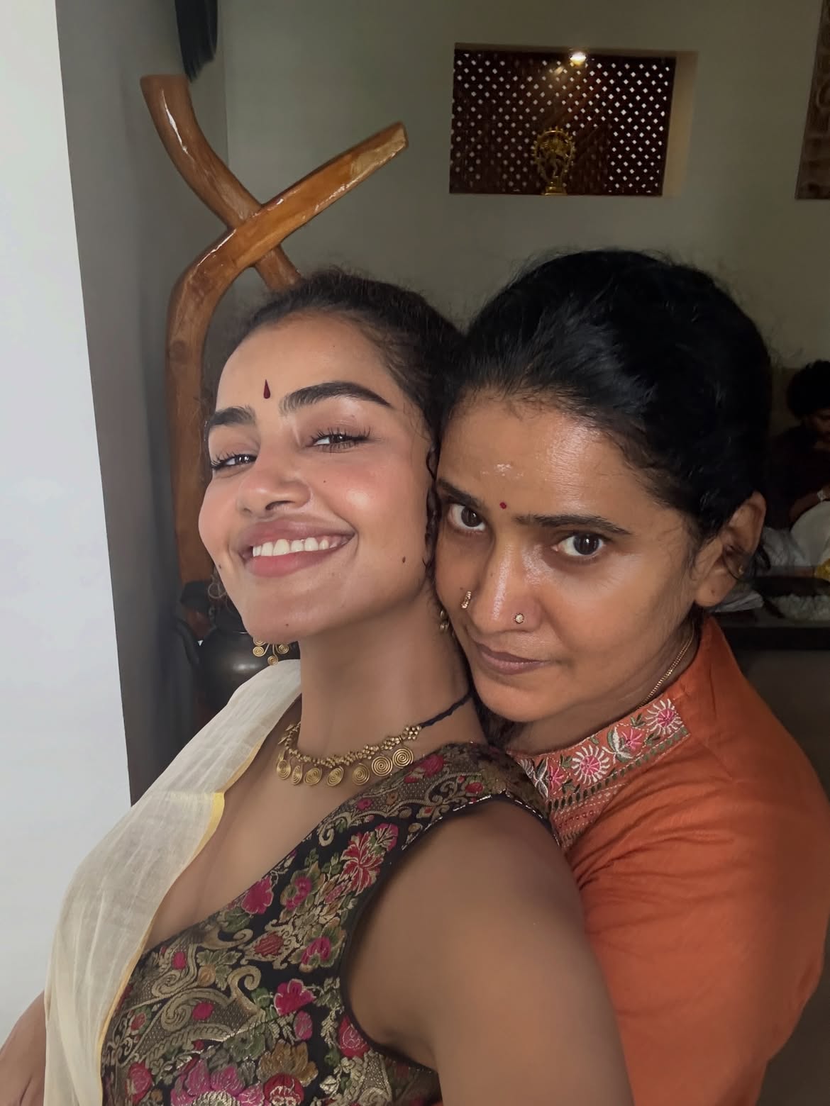 Anupama Parameswaran Onam Celebrations with Family