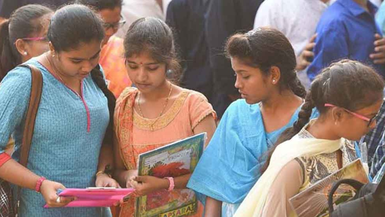 AP Govt Scholarship : ఏపీలో డిగ్రీ చదివే అమ్మాయిలకు శుభవార్త.. ఉచితంగా ప్రతీయేటా రూ.30వేలు.. ఐదేళ్ల వరకు.. ఇలా దరఖాస్తు చేసుకోండి..