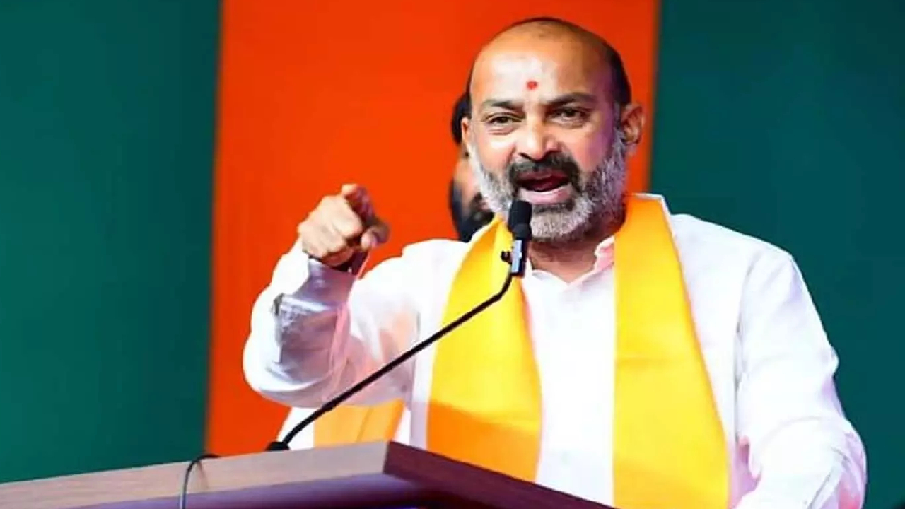 Bandi Sanjay: బీజేపీ ఆఫీస్‌పై యూత్ కాంగ్రెస్ దాడి.. పోలీసులు తమాషా చూస్తున్నారా? బండి సంజయ్ ఆగ్రహం