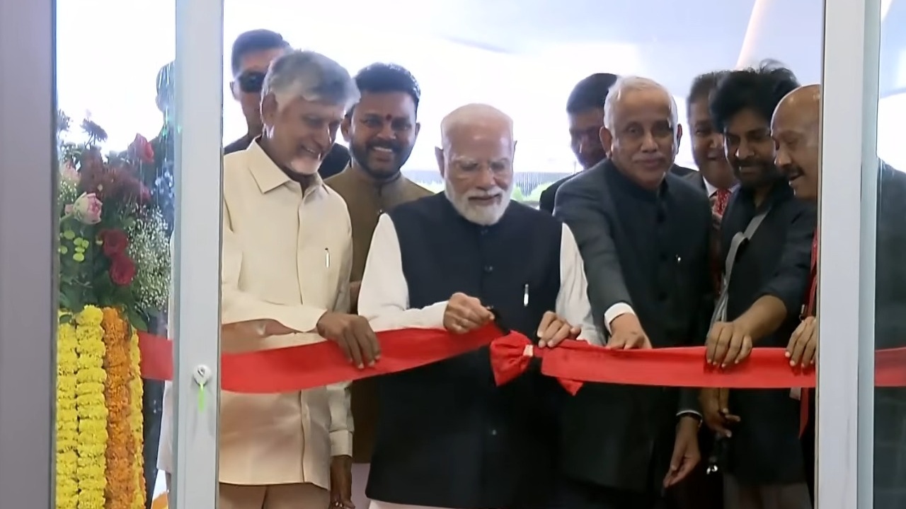 Bhogapuram International Airport : భోగాపురం విమానాశ్రయ టెర్మినల్‌ భవనాన్ని ప్రారంభించిన ప్రధాని మోదీ.. వేదికపై ఆసక్తికర సన్నివేశం..