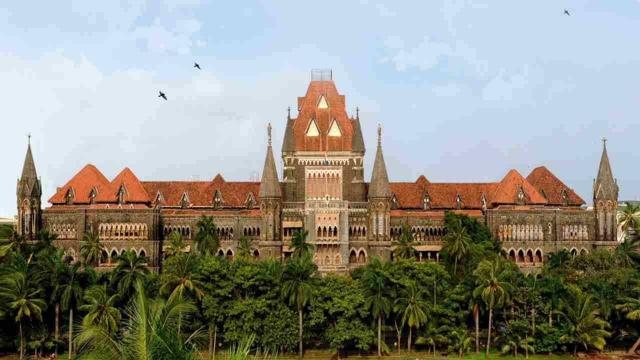 Bombay High Court: దేశంలో చెత్త.. విదేశాల్లో శుభ్రమా?.. ప్రజల తీరుపై బాంబే హైకోర్టు సంచలన వ్యాఖ్యలు!