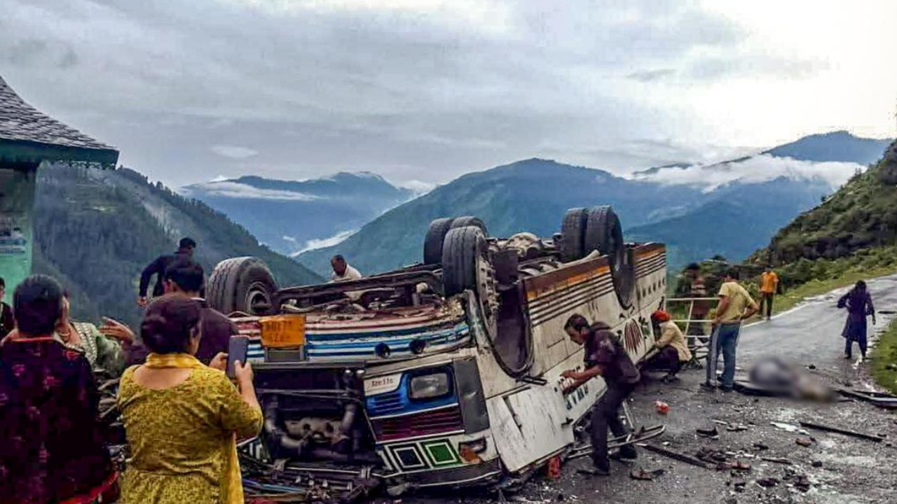 Bus Accident : ఘోర బస్సు ప్రమాదం.. ఏడుగురు ప్రయాణికులు మృతి.. పలువురికి తీవ్ర గాయాలు..