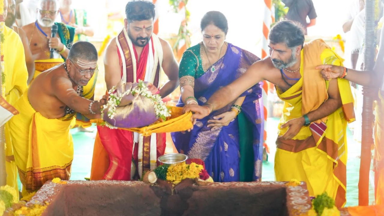 Varuna Yagam : సతీమణితో కలిసి వరుణయాగం నిర్వహించిన సీఎం రేవంత్.. ఫొటోలు