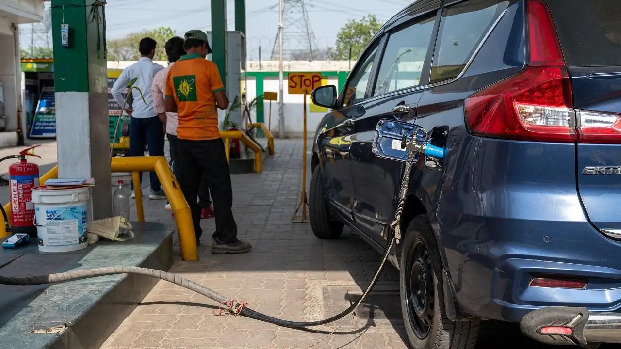 CNG Price Hike : సీఎన్‌జీ ధర పెంపు.. వాహనదారులపై మరో భారం.. కొత్త రేట్లు ఇవే! నేటి నుంచే అమల్లోకి..