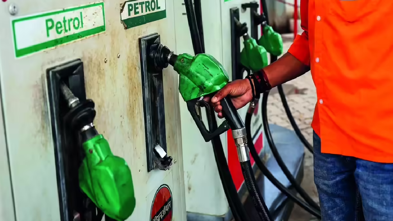 Petrol Prices: వాహనదారులకు అలర్ట్..  పెట్రోల్, డీజిల్ ధరలు తగ్గుతున్నాయా? క్లారిటీ ఇచ్చిన కేంద్రం