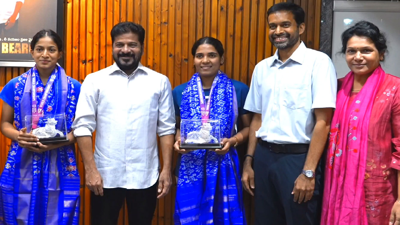 Gayatri Gopichand- Treesa Jolly: ప్రపంచ బ్యాడ్మింటన్ ఛాంపియన్లకు గౌరవం.. రేవంత్ రెడ్డిని కలిసిన గాయత్రి-త్రిసా