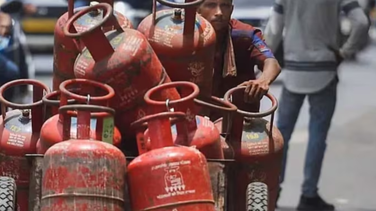 LPG Cylinder Price Cut : గ్యాస్‌ వినియోగదారులకు గుడ్‌న్యూస్.. భారీగా తగ్గిన ఎల్పీజీ సిలిండర్ల ధరలు
