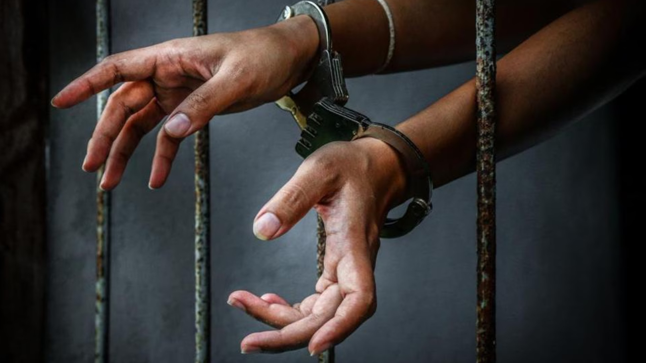 Escaped Convict: పెరోల్‌పై వచ్చి పారిపోయిన ఖైదీ.. ఏకంగా గవర్నమెంట్ టీచర్‌ అయ్యాడు.. 40 ఏళ్ల తర్వాత పట్టుకున్న పోలీసులు