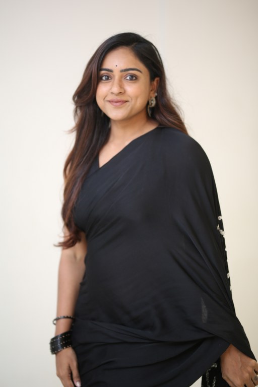 Vithika Sheru Stunning Looks in Black Saree