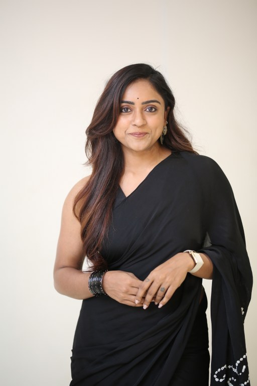 Vithika Sheru Stunning Looks in Black Saree