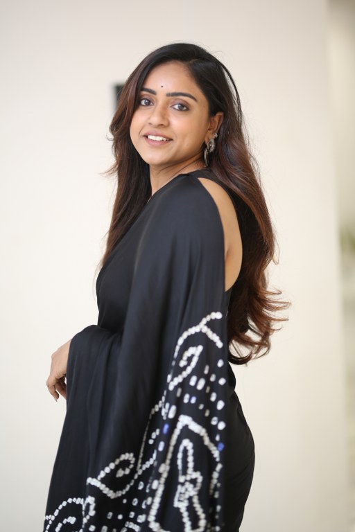 Vithika Sheru Stunning Looks in Black Saree