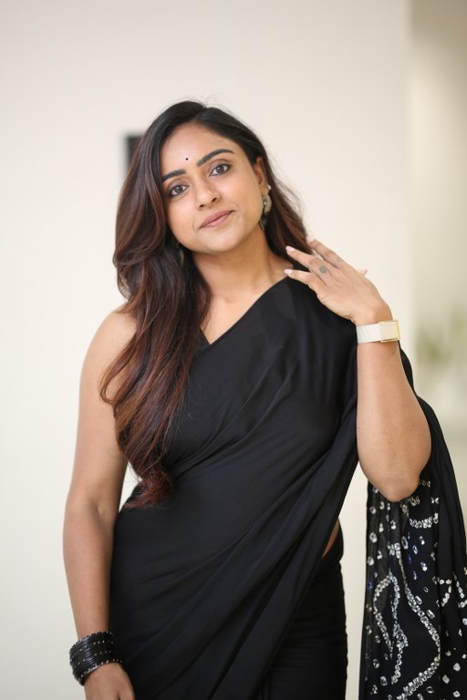 Vithika Sheru Stunning Looks in Black Saree