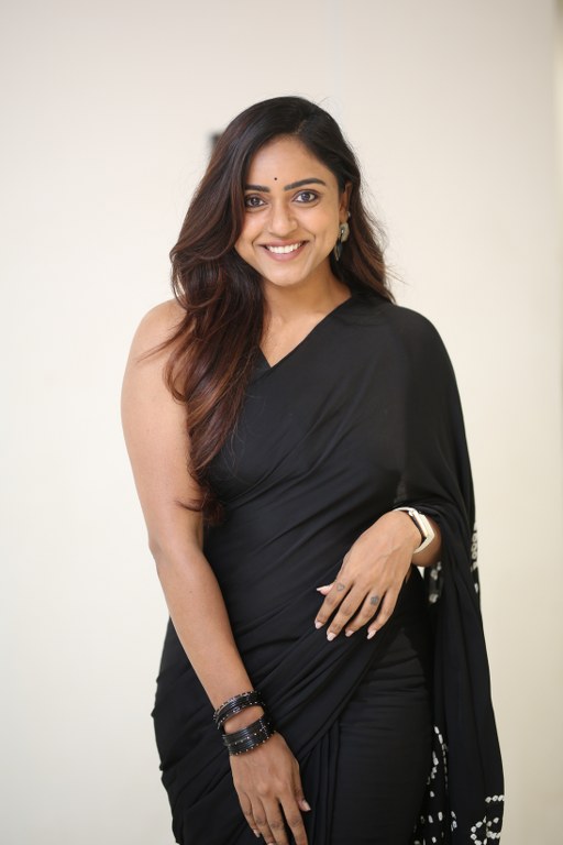 Vithika Sheru Stunning Looks in Black Saree