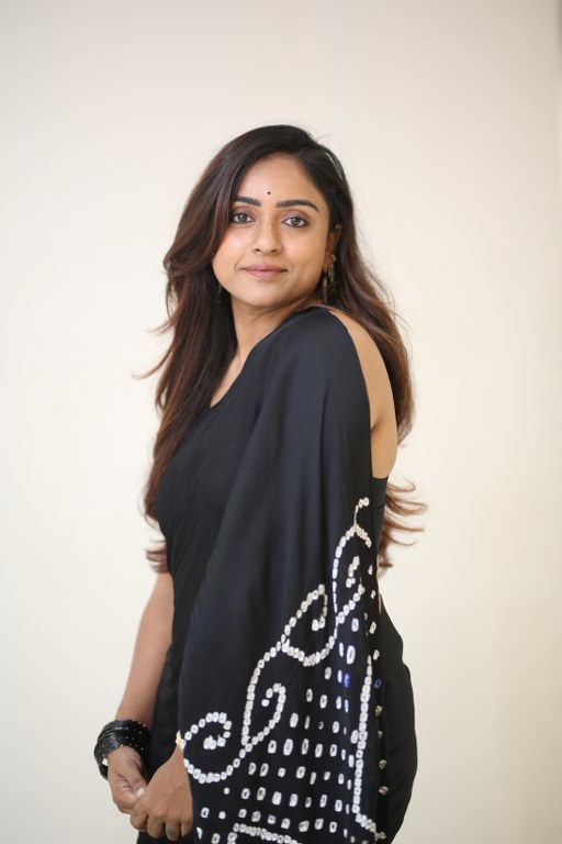 Vithika Sheru Stunning Looks in Black Saree