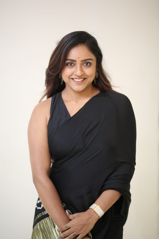 Vithika Sheru Stunning Looks in Black Saree