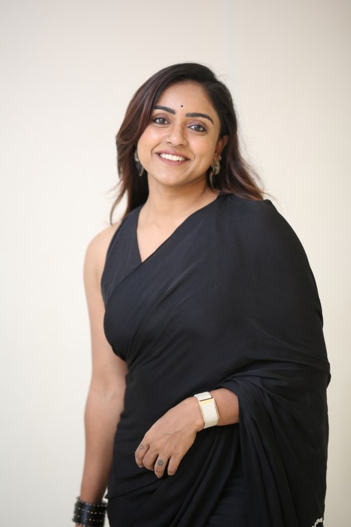 Vithika Sheru Stunning Looks in Black Saree
