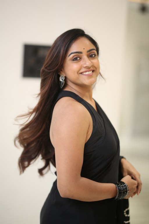 Vithika Sheru Stunning Looks in Black Saree