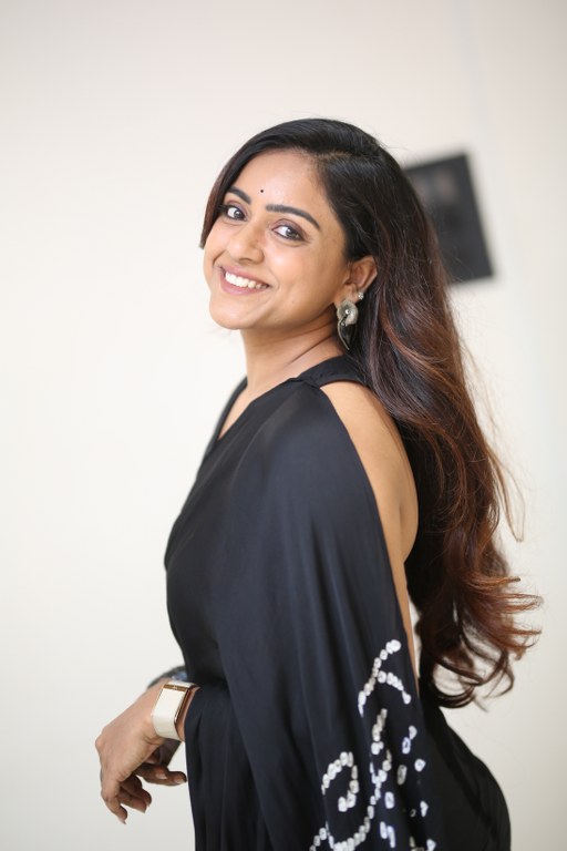 Vithika Sheru Stunning Looks in Black Saree