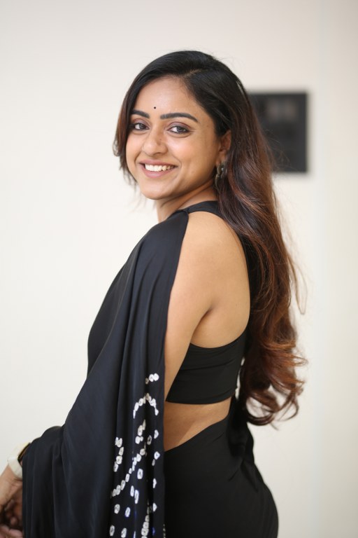 Vithika Sheru Stunning Looks in Black Saree