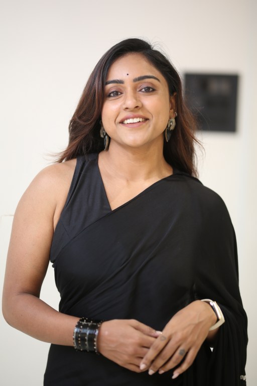 Vithika Sheru Stunning Looks in Black Saree