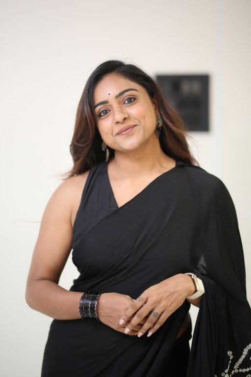 Vithika Sheru Stunning Looks in Black Saree
