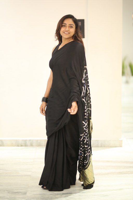 Vithika Sheru Stunning Looks in Black Saree