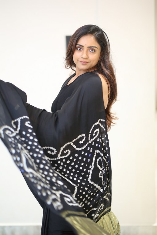 Vithika Sheru Stunning Looks in Black Saree