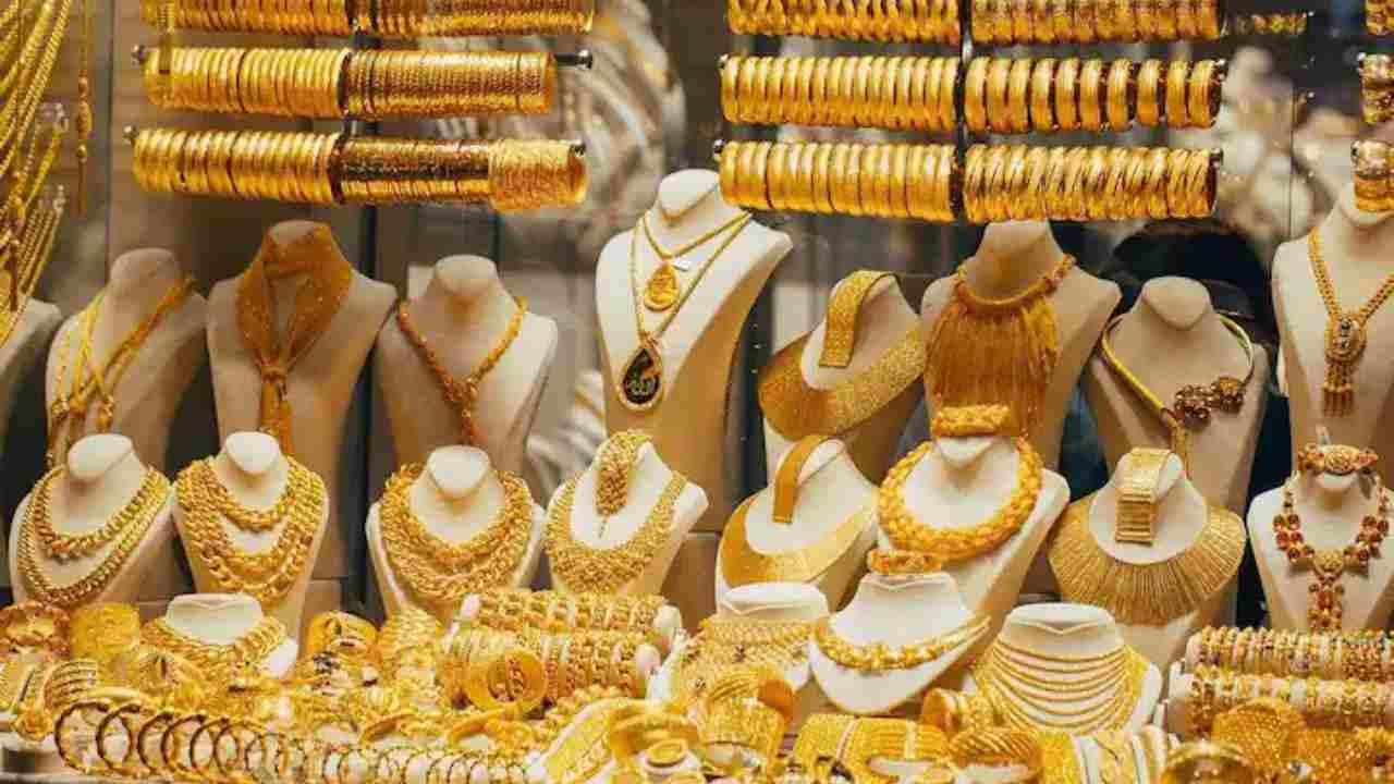Gold Silver Price Today: దిగొస్తున్న పసిడి రేట్లు.. తెలుగు రాష్ట్రాల్లో తగ్గిన ధరలు.. హైదరాబాద్ లో తులం బంగారం ఎంతంటే?