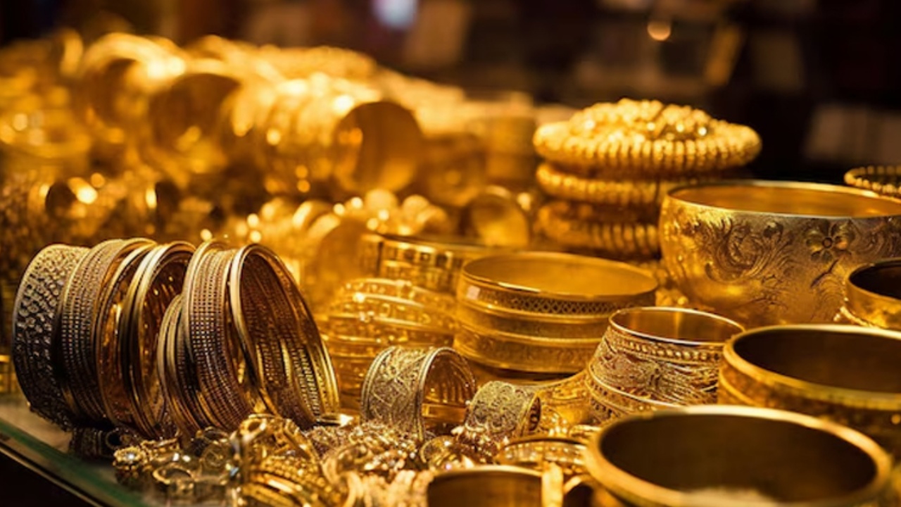 Gold Silver Price Today : బంగారం కొనేవాళ్లకు అదిరిపోయే శుభవార్త.. తగ్గుతున్న ధర.. కానీ, నిపుణుల కీలక సూచనలు
