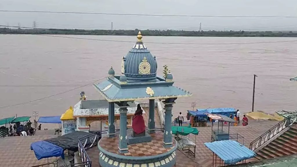 Godavari Floods : తెలుగు రాష్ట్రాల్లో గోదావరి ఉగ్రరూపం.. భద్రాచలం వద్ద మూడో ప్రమాద హెచ్చరిక.. ధవళేశ్వరం వద్ద టెన్షన్ టెన్షన్