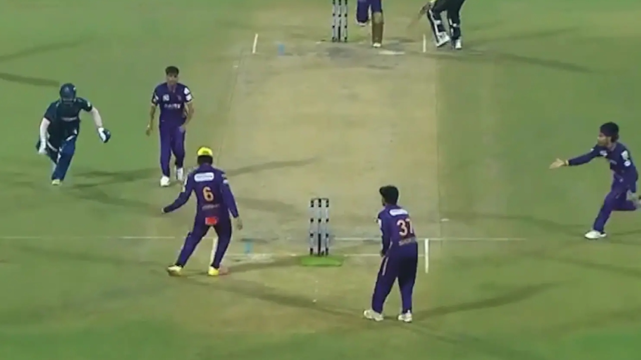 Incredible Run Out : వార్నీ.. ఇలాంటి ర‌నౌట్‌ను మీ జీవితంలో చూసి ఉండ‌రు.. వీడియో వైర‌ల్..