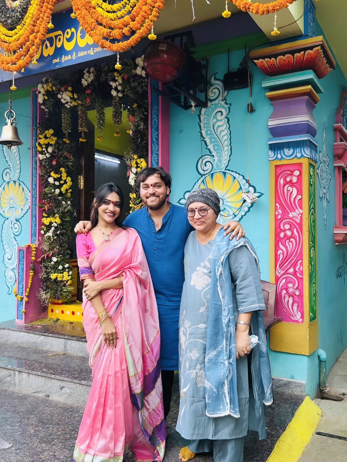 Ishwarya Vullingala Shares Bonalu Special Photos with Family