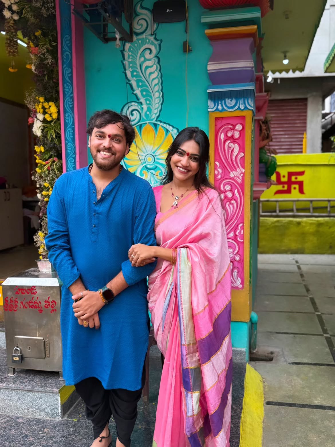 Ishwarya Vullingala Shares Bonalu Special Photos with Family